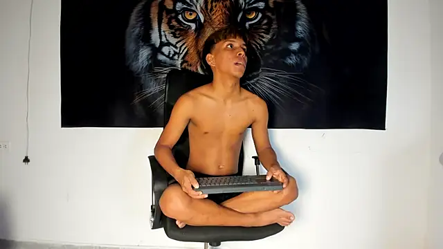 Snapshot of tyler_twink_boy chatting on 06/10/26, 01:56 tyler twink boy online show from 06/10/26, 01:56