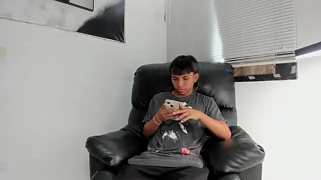 Snapshot of tyler_twink_boy chatting on 02/05/26, 02:02 tyler twink boy online show from 02/05/26, 02:02