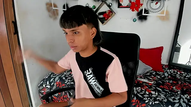 Snapshot of tyler_twink_boy chatting on 12/21/25, 02:08 tyler twink boy online show from 12/21/25, 02:08