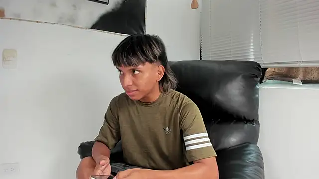 Snapshot of tyler_twink_boy chatting on 01/13/26, 02:21 tyler twink boy online show from 01/13/26, 02:21