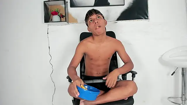 tyler twink boy online show from 10/04/25, 01:23