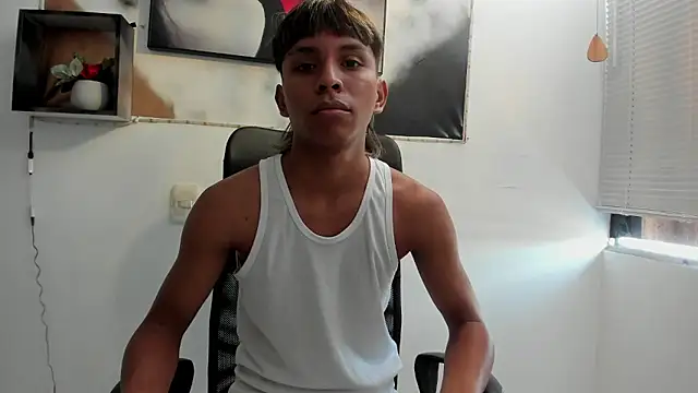 Snapshot of tyler_twink_boy chatting on 01/10/26, 02:01 tyler twink boy online show from 01/10/26, 02:01