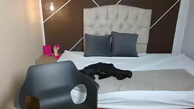 ScarletHott  online show from 09/18/25, 11:57