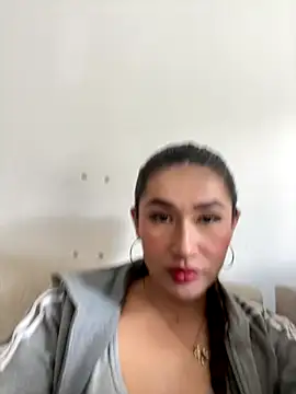 Snapshot of Isa_Villamarin chatting on 09/17/25, 02:41 Isa Villamarin online show from 09/17/25, 02:41