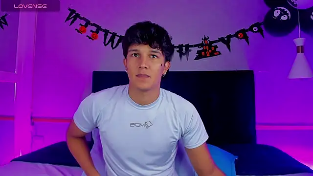 Leo Savage  online show from 10/24/25, 03:49