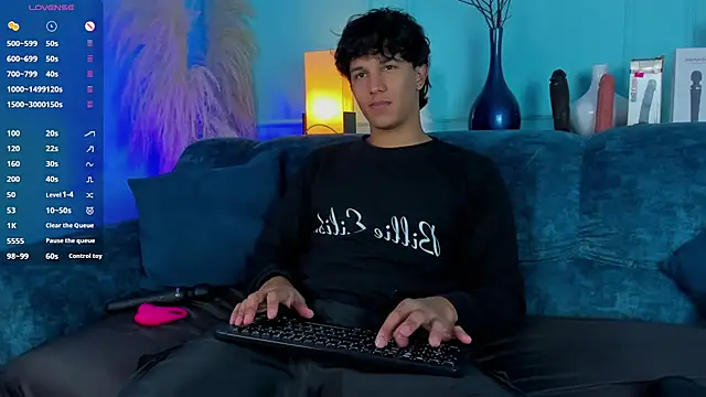 Leo Savage  online show from 12/02/25, 03:41