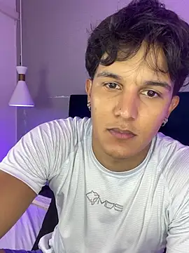 Leo Savage  online show from 10/05/25, 03:41