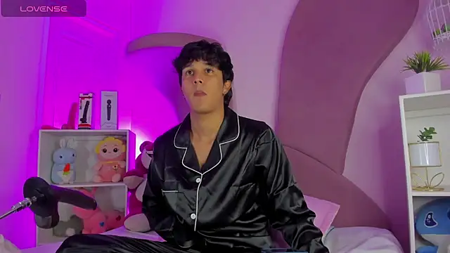 Leo Savage  online show from 11/12/25, 03:54