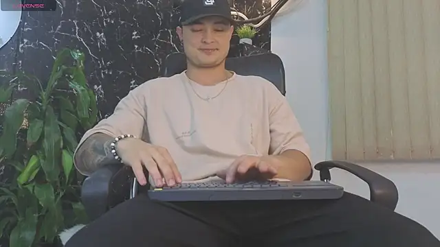 Snapshot of Alexander_ferre chatting on 05/10/26, 11:03 Alexander ferre online show from 05/10/26, 11:03