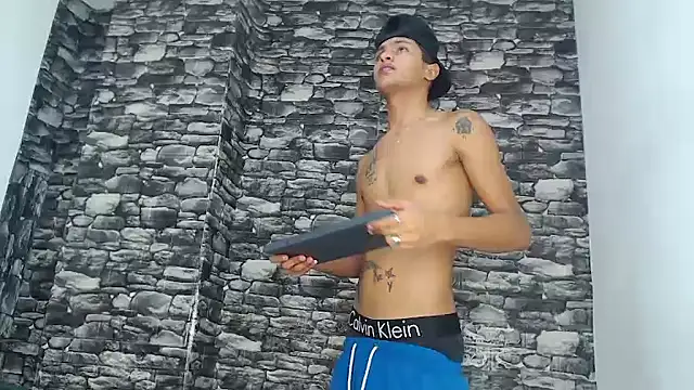 gustavo saaled19  online show from 10/17/25, 09:49