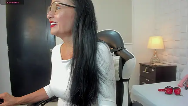 yulitza1025 online show from 12/15/25, 12:33