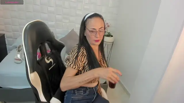 yulitza1025 online show from 11/04/25, 11:58