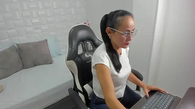 yulitza1025 online show from 11/24/25, 01:11