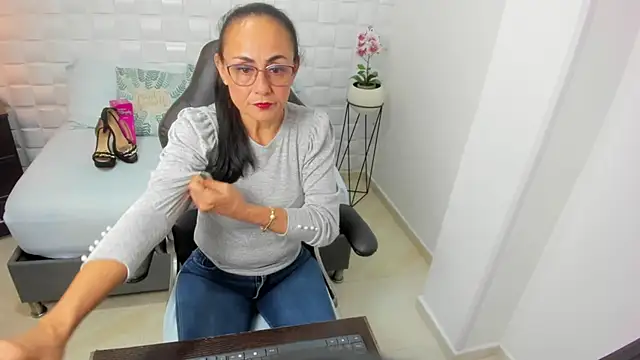 yulitza1025 online show from 09/23/25, 11:50