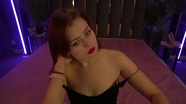 Snapshot of RedDoll_ chatting on 10/14/25, 03:45 RedDoll online show from 10/14/25, 03:45
