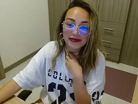 Snapshot of fox_renata chatting on 10/24/25, 02:21 fox renata online show from 10/24/25, 02:21