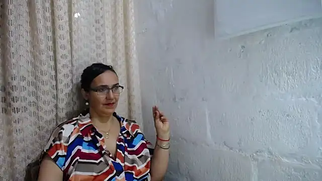 Snapshot of gabbyparker_ chatting on 10/16/25, 10:01 gabbyparker online show from 10/16/25, 10:01