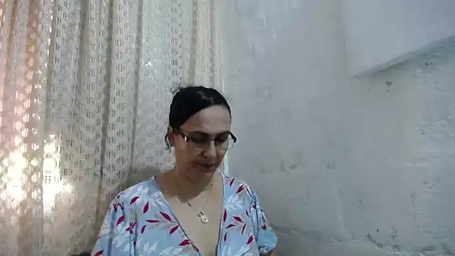 gabbyparker  online show from 11/10/25, 07:30