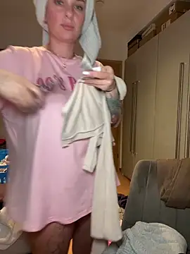 Snapshot of OliviaaFischer chatting on 02/10/26, 05:45 OliviaaFischer online show from 02/10/26, 05:45