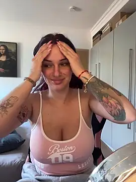 Snapshot of OliviaaFischer chatting on 03/07/26, 10:43 OliviaaFischer online show from 03/07/26, 10:43