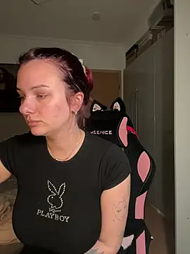 Snapshot of OliviaaFischer chatting on 04/10/26, 07:32 OliviaaFischer online show from 04/10/26, 07:32