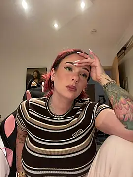 Snapshot of OliviaaFischer chatting on 06/17/26, 06:29 OliviaaFischer online show from 06/17/26, 06:29