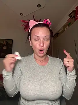 Snapshot of OliviaaFischer chatting on 12/18/25, 12:09 OliviaaFischer online show from 12/18/25, 12:09