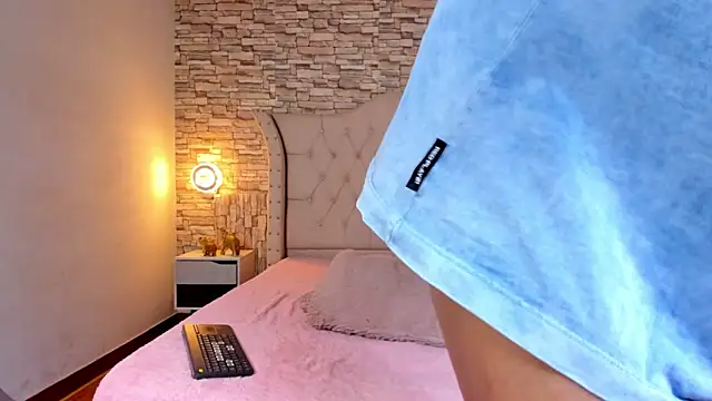 Snapshot of Lucia-Horny24 chatting on 10/22/25, 07:57 Lucia-Horny24 online show from 10/22/25, 07:57