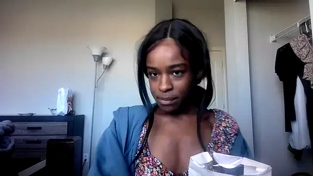 Snapshot of Marlowlovee chatting on 10/13/25, 05:25 Marlowlovee online show from 10/13/25, 05:25