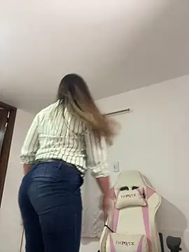 Snapshot of emma_hot2006 chatting on 11/14/25, 05:05 emma hot2006 online show from 11/14/25, 05:05