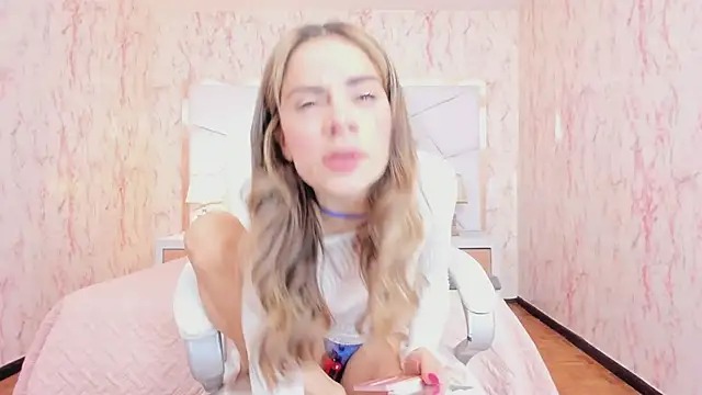 Snapshot of Emily_Whinfre chatting on 02/25/26, 08:19 Emily Whinfre online show from 02/25/26, 08:19