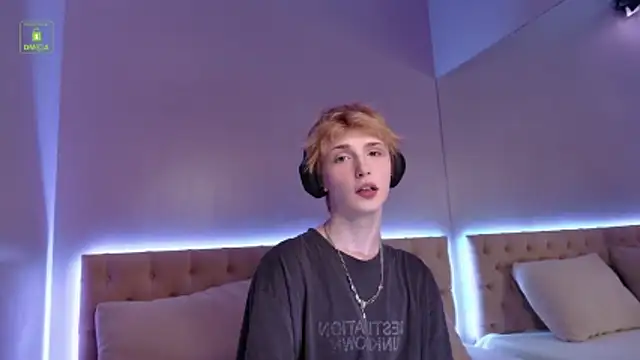 Your avatar online show from 06/18/26, 08:36