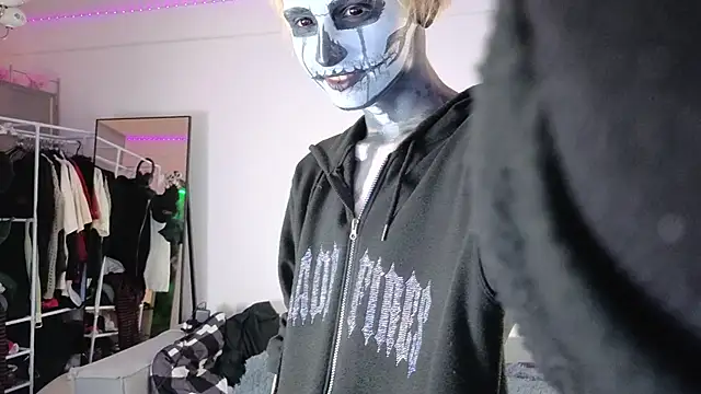 Your avatar online show from 10/31/25, 10:49