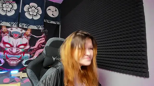 Nora lovvvv online show from 10/25/25, 10:14