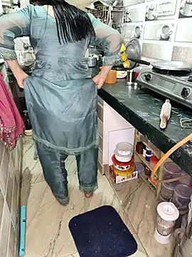 PRIYA 22 online show from 11/16/25, 06:12