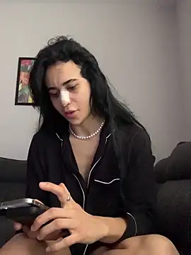 itsyourgirltee online show from 12/05/25, 11:53