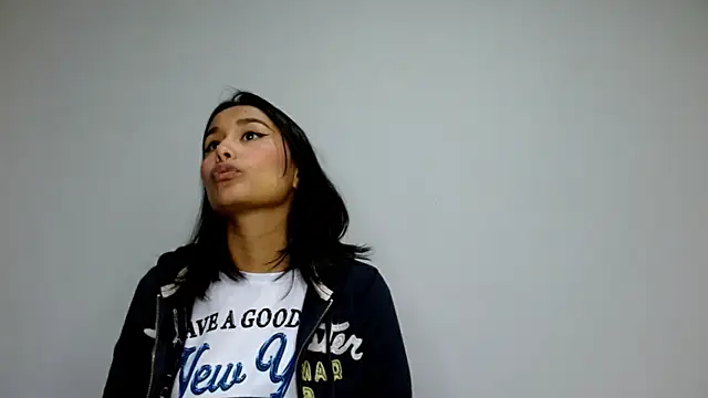 Gia Lee online show from 10/08/25, 03:19