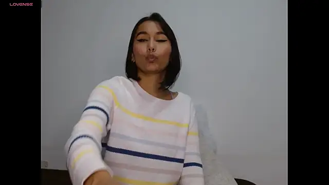 Gia Lee online show from 12/04/25, 02:21