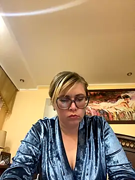 Crystal00Girl online show from 10/18/25, 08:55