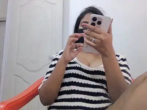 Snapshot of Little_toy_girl chatting on 11/06/25, 04:11 Little toy girl online show from 11/06/25, 04:11