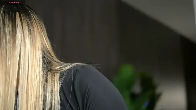 Snapshot of KayaAzur chatting on 11/14/25, 05:55 KayaAzur online show from 11/14/25, 05:55