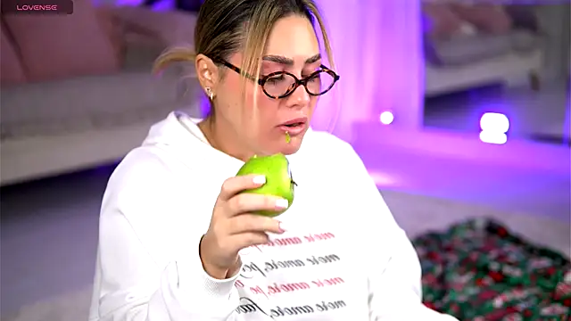 Snapshot of KayaAzur chatting on 12/17/25, 05:45 KayaAzur online show from 12/17/25, 05:45