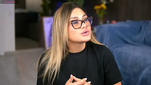 Snapshot of KayaAzur chatting on 10/29/25, 06:01 KayaAzur online show from 10/29/25, 06:01