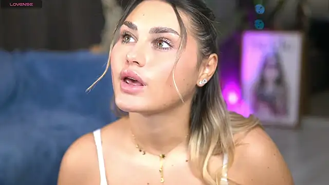 Snapshot of KayaAzur chatting on 11/11/25, 05:35 KayaAzur online show from 11/11/25, 05:35