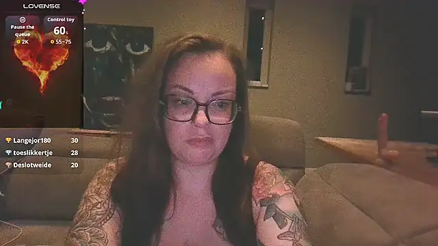 Snapshot of Miss_Lucifer6 chatting on 10/22/25, 08:52 Miss Lucifer6 online show from 10/22/25, 08:52