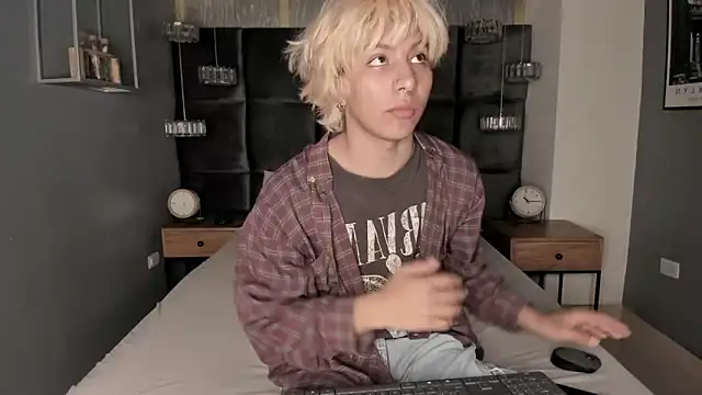 Snapshot of OliIverr22 chatting on 11/11/25, 06:25 OliIverr22 online show from 11/11/25, 06:25