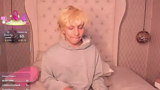 Snapshot of OliIverr22 chatting on 10/22/25, 01:16 OliIverr22 online show from 10/22/25, 01:16