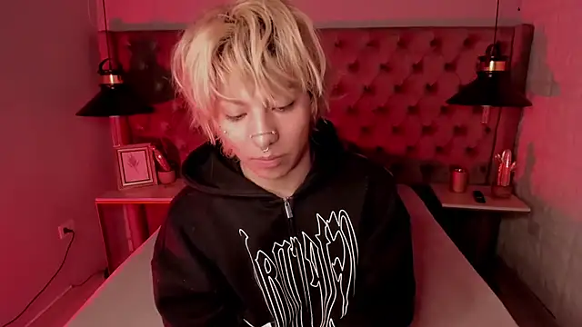 Snapshot of OliIverr22 chatting on 12/03/25, 11:42 OliIverr22 online show from 12/03/25, 11:42