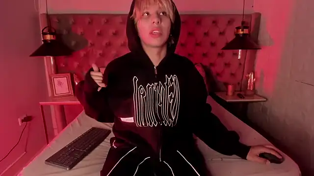 Snapshot of OliIverr22 chatting on 11/29/25, 12:05 OliIverr22 online show from 11/29/25, 12:05