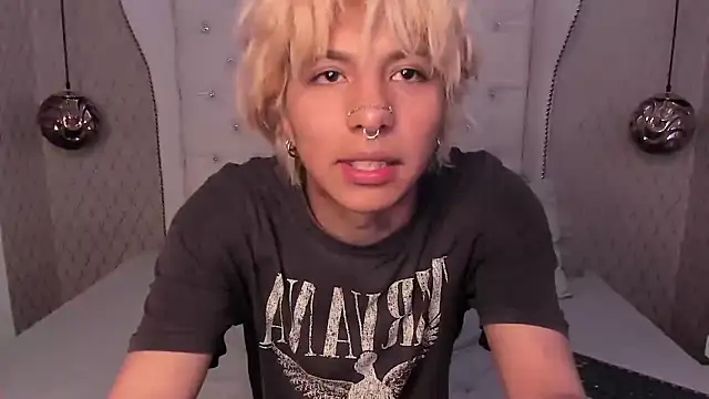 Snapshot of OliIverr22 chatting on 10/27/25, 05:25 OliIverr22 online show from 10/27/25, 05:25